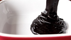 Trộn thật đều hỗn hợp cho đến khi chocolate tan chảy hoàn toàn, bạn để lửa nhỏ để tránh chocolate bị tách lớp bơ. Sau đó, đổ hỗn hợp chocolate ra một tô khác để tủ lạnh 1 giờ cho kẹo đông lại. Rồi vê tròn từng viên chocolate theo kích thước mong muốn. Bạn làm nhanh tay để tránh làm kẹo chảy nhé.