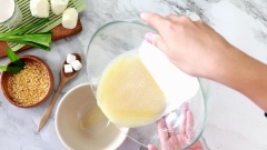 1 kg khoai mì gọt vỏ, ngâm nước muối pha loãng 1 tiếng. Sau đó mài nhuyễn khoai mì lấy bột rồi đem vắt khô ta được 440gr bột khoai mì. Phần nước khoai vắt được giữ lại, lọc phần tinh bột khoai mì màu trắng ở dưới (khoảng 10gr) và bỏ đi phần nước màu vàng ở trên. Tổng cộng 1 kg khoai ta thu được khoảng 450gr bột khoai mì.