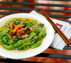 Cho mướp xào tôm thịt ra đĩa, ăn nóng với cơm.