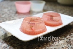 Lấy thạch ra khỏi khuôn và thưởng thức. Một món ăn thơm ngon, hấp dẫn mang phong cách hương vị Nhật Bản.