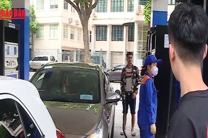 Việt Nam giữ giá xăng dầu ở mức thấp, không đứt gãy nguồn cung - Báo Nhân Dân