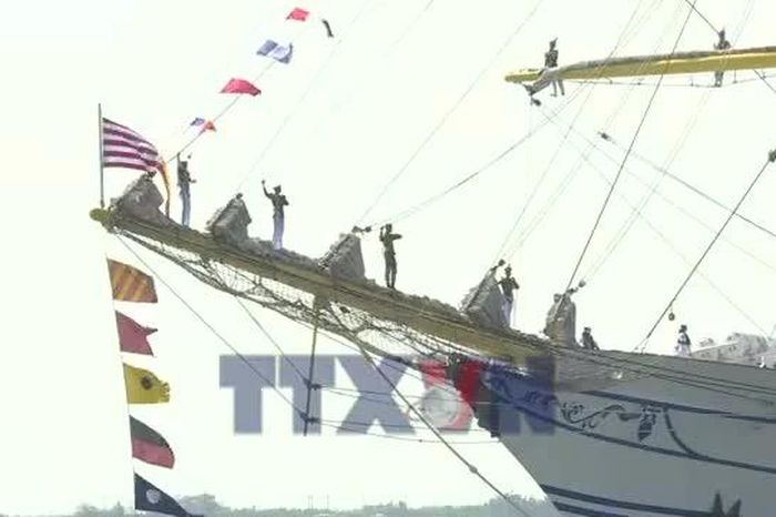 Tàu buồm hải quân Indonesia thăm Thành phố Hồ Chí Minh - Báo VietnamPlus
