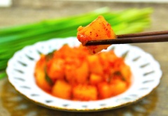 Kim chi củ cải Hàn Quốc là món ăn giòn, cay nóng rất hợp cho những bữa cơm ngày đông. Vậy là với công thức cách làm kim chi củ cải Hàn Quốc trên, bạn có thể tự làm kim chi tại nhà mà không phải vất vả mua ngoài hàng rồi.