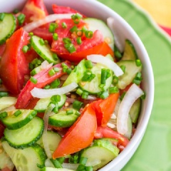 Bí trí salad ra tô và thưởng thức ngay. Salad dưa leo cà chua giòn mát với các nguyên liệu rau củ tươi sống giòn mát rất hấp dẫn, giúp bổ sung một lượng lớn vitamin và chất sơ cho cơ thể nhé!