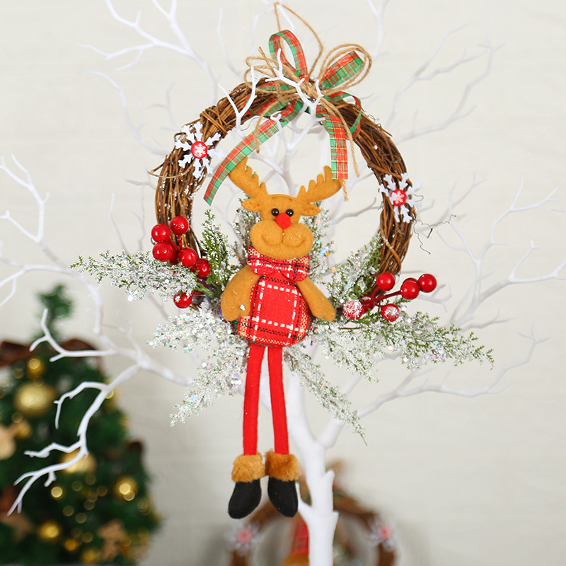 Handgefertir Weihnachtskranz aus Zweigen