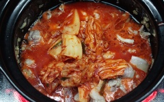 Cách nấu mì cay: Làm nóng nồi đất với 2 muỗng canh dầu ăn. Cho gừng băm vào, đảo đều cho thơm. Cho thịt ba chỉ đã ướp vào, xào đến khi thịt săn lại. Cho kim chi, phần nước kim chi, ớt cắt nhỏ vào cùng. Thêm 1 tô nước vào, nấu sôi. Nêm gia vị 1 muỗng canh đường trắng, 1 muỗng cà phê hạt nêm, 90gr ớt bột, 1/2 muỗng cà phê muối cho vừa ăn.
