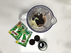 Chuẩn bị một máy xay sinh tố và cho vào đó 80ml nước milo vừa nấu chín, 4 miếng bánh Oreo, 30ml sữa đặc, 70ml sữa tươi (hoặc bạn có thể dùng sữa béo Rich để tăng độ béo cho thức uống) và 1 cốc đá đã xay nhuyễn vào.
