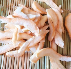 Sau thời gian ngâm nước muối, vớt lê ra, để cho lê khô nước sau đó đem sấy. Xếp lê vào khay nướng thích hợp, cho vào lò sấy lê trong 4 tiếng ở nhiệt độ từ 85-110 độ C, lê rất có nhiều nước nhưng cũng có nhiều chất xơ nên rất nhanh khô. Hoặc có thể đem phơi khoảng 2-3 ngày nắng là được.