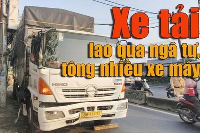 Xe tải lao qua ngã tư đèn đỏ tông hàng loạt xe máy rồi đâm vào nhà dân, 1 người tử vong - Công An TP.HCM