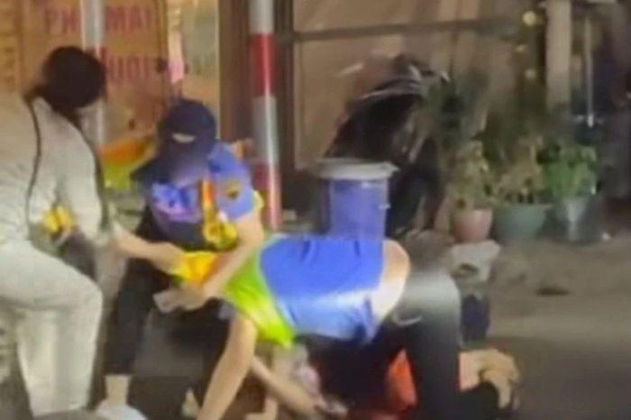 Công an vào cuộc vụ vượt gác chắn hành hung nhân viên đường sắt - Báo Tiền Phong