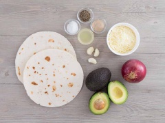 Hành tây, tỏi băm nhỏ. Bơ nạo lấy ruột. Cho phần thịt bơ vào bát, dùng nĩa nghiền nhuyễn. Thêm hành tây băm và tỏi băm vào bát bơ, trộn đều chúng lên. Tiếp theo, bạn thêm nước cốt chanh, muối, hạt tiêu vào hỗn hợp bơ, trộn thật đều.