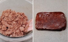 Phần còn lại cho 60gr bột cacao vào, làm tương tự như 2 phần ở trên, bọc bột lại bằng màng bọc thực phẩm.