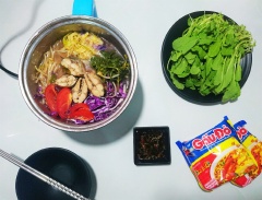 Khi ăn mình dùng nước mắm trong thêm ớt để tăng vị đậm đà nhé. Món gỏi bắp bò ngũ sắc này thật quá tuyệt vời với mâm cơm đã ngán dầu mỡ từ thịt cá trong ngày Tết của gia đình bạn nhé!