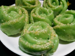 Những chiếc bánh bao hoa hồng xanh dứa trông thật xinh xắn và đáng yêu làm sao. Vì là bánh bao hấp không nhân nên nguyên liệu và cách làm cũng khá đơn giản, thích hợp cho những bạn lần đầu làm bánh bao, sẽ dễ dàng thành công hơn nhé.