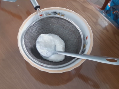 Bắc nồi nước sôi làm nước lẩu. Cơm mẻ mình cho chút nước ấm rồi lọc lấy nước cơm mẻ. Nồi nước sôi thì cho nước cơm mẻ vào luôn. Khi nước sôi nhớ vớt bọt cho sạch nước lẩu.
