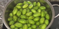 Luộc sơ cà na rồi sau đó ngâm vào nước đá lạnh.