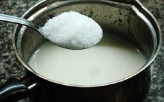 Cuối cùng, cho hỗn hợp lại vào nồi, thêm 150gr đường trắng, bắc lên bếp, khuấy đều đến khi đường tan hết là được.