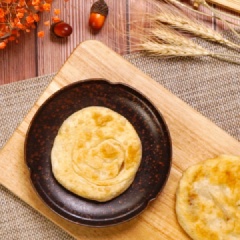 Vẩy bánh chiên nhân thịt bò ráo dầu rồi cho ra đĩa. Dùng bánh chiên nhân thịt bò ngay khi nóng để cảm nhân hết độ ngon của món ăn. Có thể chuẩn bị thêm tương ớt hoặc nước tương ớt xắt để ăn cùng bánh chiên nhân thịt bò cho thêm đậm đà, bắt vị.