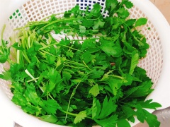 Cà rốt bào vỏ, rồi thái sợi. Cần tàu, ngò cắt bỏ gốc. Húng lũi nhặt bỏ lá sâu rồi rửa sạch các loại rau. Cần tau cắt khúc, ngò và húng lũi thái nhuyễn.