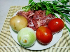 Thịt bò rửa sạch với nước muối pha loãng rồi xả lại với nước sạch, để ráo. Sau đó, bạn cắt thịt bò thành những miếng mỏng vừa ăn. Tiếp theo, ướp thịt bò với 1 muỗng cafe hạt nêm, 1 muỗng cafe đường,1 muỗng nước tương, 1/2 muỗng cafe tiêu xay và 1 muỗng tỏi băm nhỏ. Trộn đều và để khoảng 30 phút cho thịt bò thấm gia vị.
