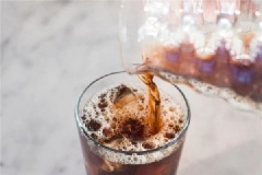 Chuẩn bị sẵn ly đá viên, đổ nước cà phê vừa lọc xong vào khuấy đều lên là cà phê cold brew đã hoàn tất và sẵn sàng phục vụ rồi nhé. Những bạn nghiện cà phê hãy thay đổi cách uống cà phê nóng truyền thống bằng thức uống cà phê cold brew để có thể thích nghi hơn với thời tiết nóng oi bức của những bữa trưa hè nhé.