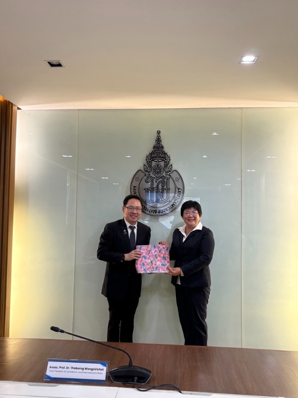 Thi Thi Zin 教授、PSU学術・国際担当副学長および交換留学予定の学生らと面会