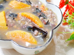 Múc chè ra chén dùng nóng. Chè bí đỏ bổ dưỡng với bí đỏ mềm thơm, đậu đỏ bùi bùi cùng nếp dẻo ngon và chút nấm mèo giòn sần sật. Món chè hấp dẫn có thể dùng ăn vặt hay ăn sáng hoặc cho các bữa ăn nhẹ đều hợp.