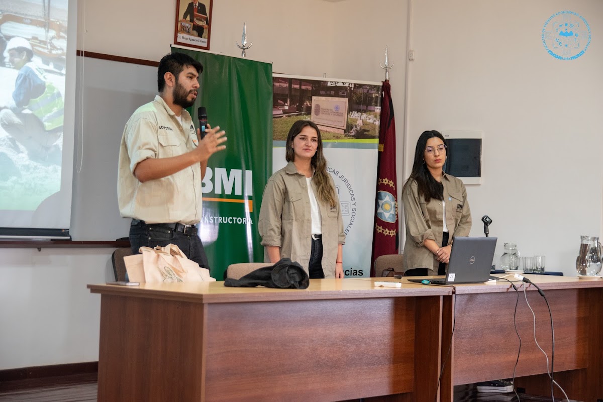 Equipo expositor compartiendo una presentación con estudiantes