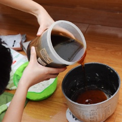 Trộn nước đường, nước tro tàu và dầu ăn vào một cái tô. Để khoảng 1-2 giờ.