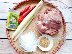 Chuẩn bị nguyên liệu cho vịt xào sả ớt. Bóc bỏ lớp ngoài của sả, rửa sạch thái lát. Thái nhỏ ớt.
