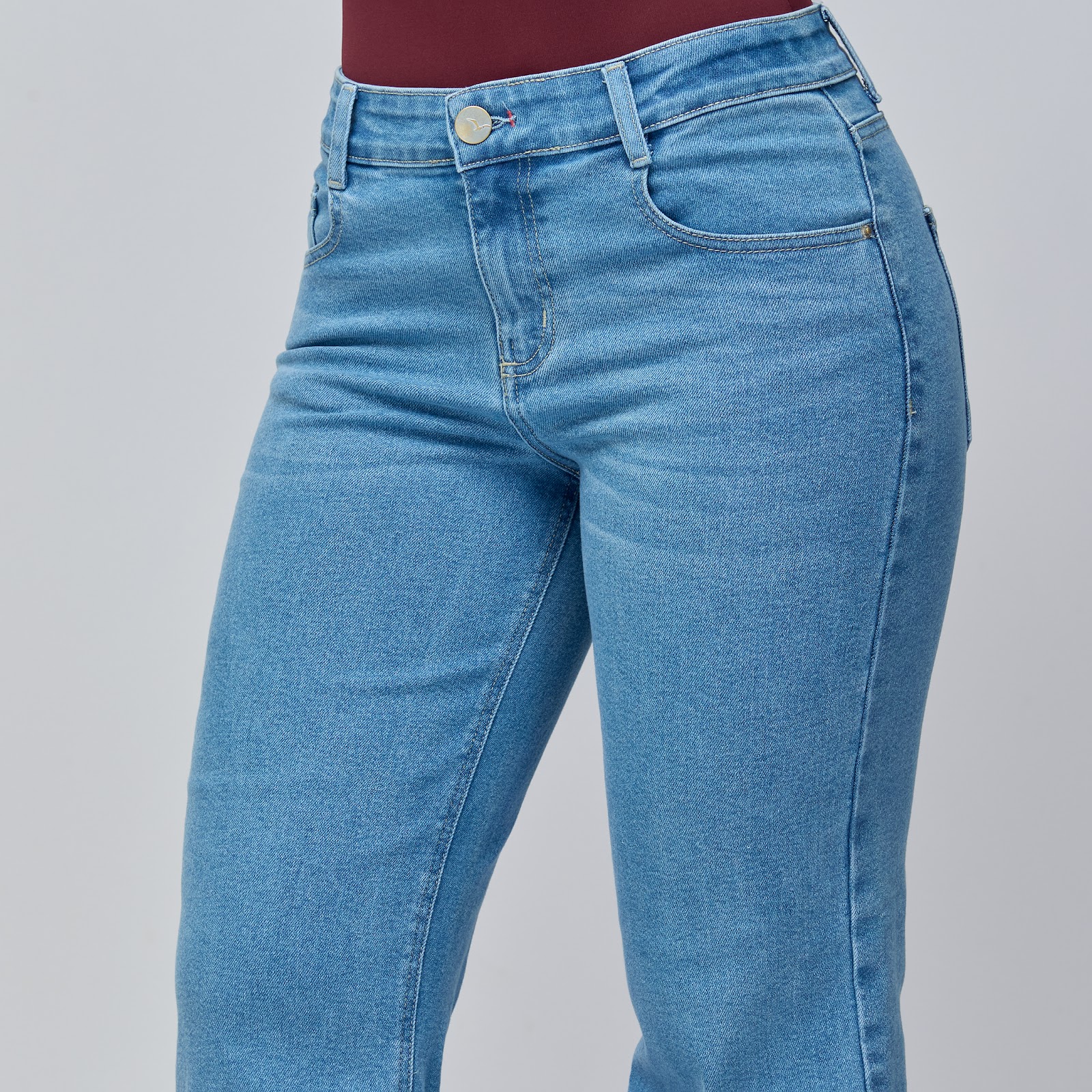 Jean vaquero flare tiro medio en denim licrado, color azul claro - Vista 8