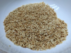 Trộn đều đường với bột quế vào với nhau để làm lớp caramel áo ngoài. Nạo vỏ cam để lát rắc vào khoai nhé. Mè rang thơm.