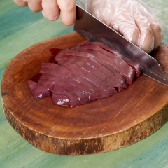 Nhân gan thịt: Đem 200gr thịt nạc dăm và 200gr gan heo cắt miếng nhỏ vừa ăn. Sau đó, bắc chảo lên bếp, phi thơm 10gr tỏi phi rồi cho thịt và gan vào xào 1 phút, nêm 1 muỗng cà phê muối, 1 muỗng cà phê đường, 1 muỗng cà phê tiêu rồi xào chín tái.