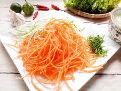 Lườn gà mua về rửa sạch với nước muối. Cho thịt gà vào luộc chín với 1 muỗng canh hạt nêm. Chỉ nên luộc thịt gà chín tới thôi nhè vì nếu chín quá thịt không còn ngọt nữa và khá dai, không ngon. Thịt gà chín thì vớt ra, xé sợi vừa ăn. Hành tây lột vỏ, thái miếng cho vào chén nước ngâm rồi vớt ra thêm 2 muỗng cà phê đường vào trộn đều. Cà rốt, dưa leo gọt vỏ, bào sợi. Rau răm, ngò rí rửa sạch, thái nhỏ.