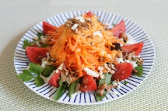 Đĩa salad với sắc cam cà rốt, sắc đỏ cà chua nổi bật trên sắc xanh của rau thật đẹp.