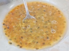 Chanh dây bổ đôi, nạo ruột và lọc lấy nước.