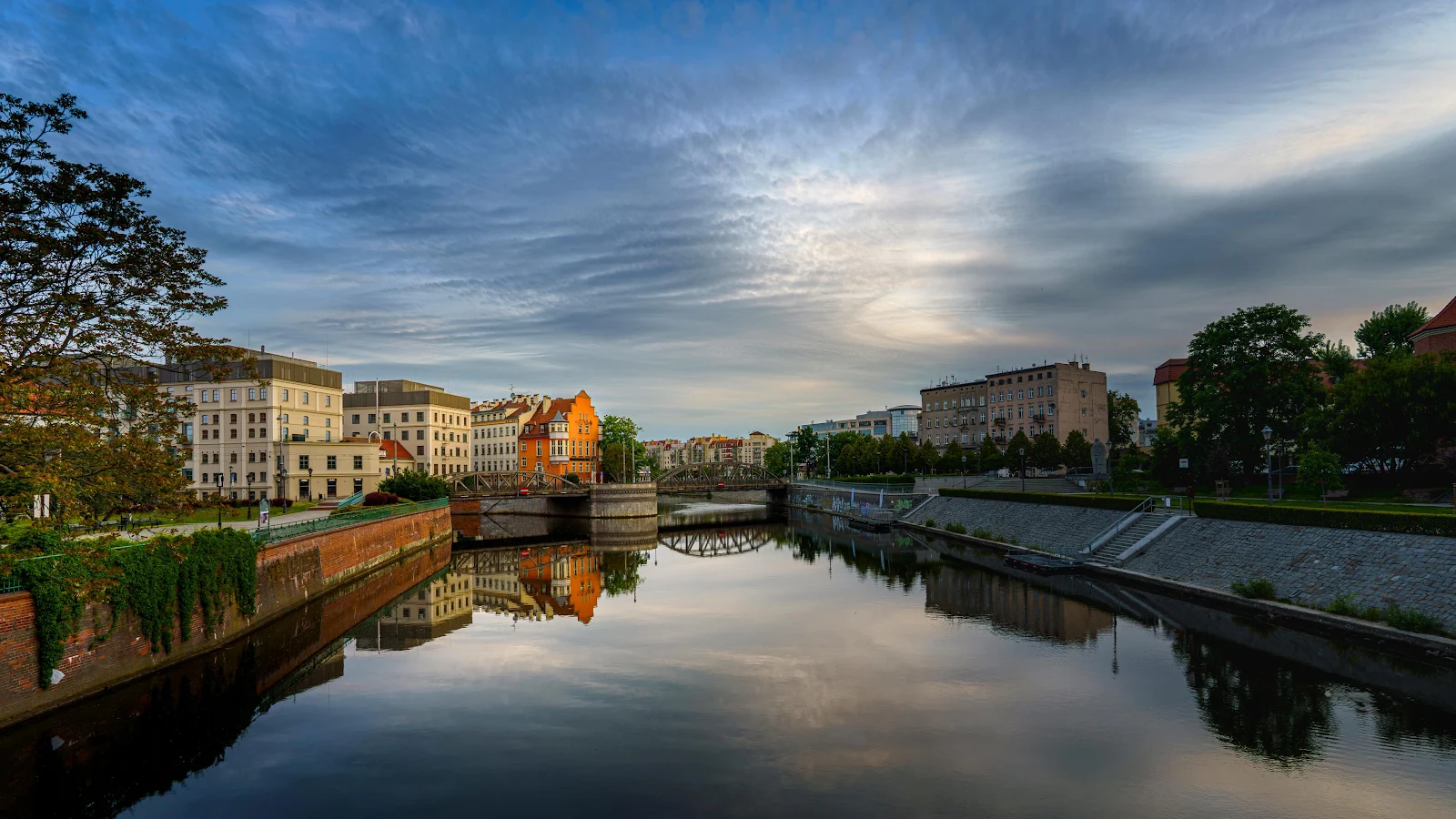 The Odra River In Wroclaw - Cityscape Photography 4K Wallpaper (3840x2160)