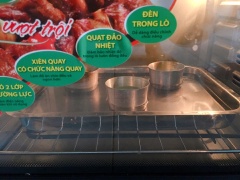 Làm nóng lò trước 15 phút, cho các khuôn bánh Flan vào một cái khay, cho nước sôi vào khay, cho đến khi nước ngập 1/2 khuôn là được. Cho khay vào lò nướng, nướng ở nhiệt độ 165 độ C trong 50 phút. Sau đó lấy bánh Flan ra khỏi lò, để nguội, rồi cho vào ngăn mát tủ lạnh.