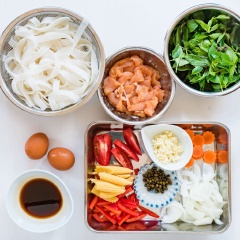 Bánh phở rửa với nước cho mềm. Sơ chế các nguyên liệu rau củ. Ướp thịt gà thái lát với nước tương, tinh bột khoai tây rồi trộn đều. Phần nước sốt cho vào bát hòa tan.