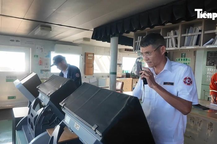 Xem hoa tiêu điều khiển tàu hàng vào cảng biển Đà Nẵng - Báo Tiền Phong