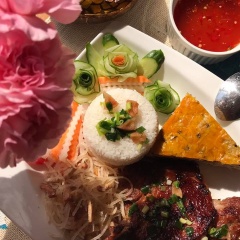 Khi ăn sườn nướng cơm tấm, dọn kèm: cơm tấm, đồ chua, nước mắm, tí mỡ hành. Chị em nào có thời gian thì làm thêm chả trứng hấp hoặc trộn bì thính ăn kèm. Quan trọng vẫn là cách ướp thịt sườn nướng cơm tấm và nước mắm. Có cách ướp sườn cơm tấm Sài Gòn này rồi thì các mẹ khỏi lo phải đôn đáo đi tìm mua cơm tấm lỡ có thèm bất chợt rồi nha.