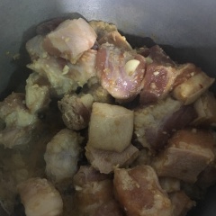 Bắt nồi lên bếp chuẩn khị, cho một ít dầu và đổ phần thịt đã chuẩn bị vào, đợi một chút rồi đảo đều cho thịt chín sơ.