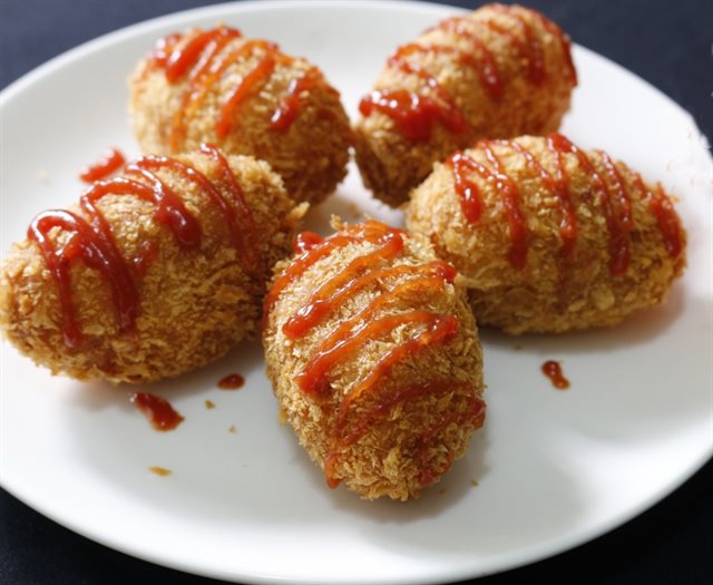 Khoai Tây Bọc Xúc Xích Chiên Xù