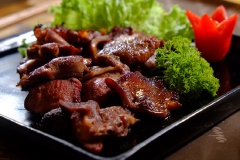 Để làm nước chấm ăn kèm, bạn xay nhỏ củ cải rồi trộn với nước tương. Chỉ cần trang trí thêm với các loại rau củ nữa là xong rồi đấy!