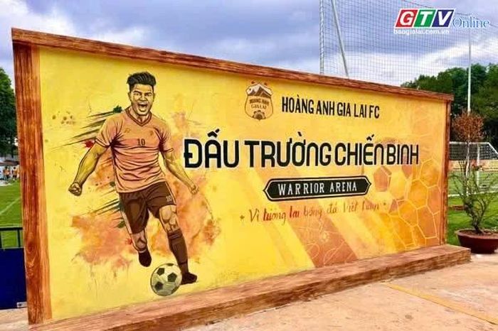 Chuẩn bị sân đấu cho Fesitval bóng đá quốc tế U14 Gia Lai 2026 - Báo Gia Lai