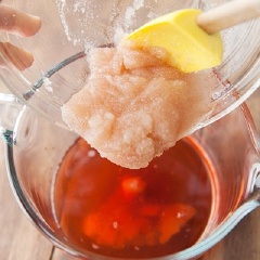 Cho luôn phần đường thừa vào nước siro.
