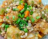 Cho viên rau củ vào thịt lăn qua lại cho thấm gia vị, khi nước thịt sệt lại thì tắt bếp, rắc hành tiêu lên ăn nóng.