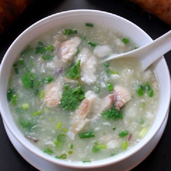 Múc canh ra tô và thưởng thức.