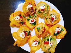 Sau khi chiên tàu hũ, các bạn xếp tài hũ đều ra dĩa, cho lên bề mặt một ít mỡ hành và chà bông. Có thể cho thêm tương ớt và mayonnaise nếu thích.