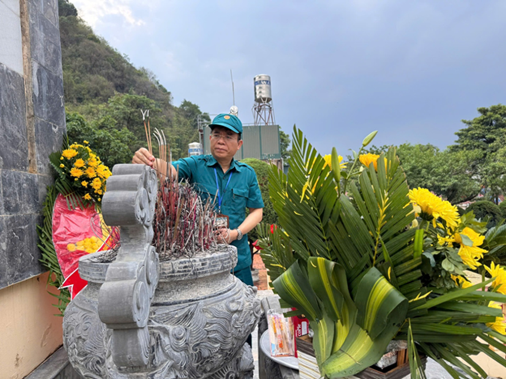 Ban chỉ huy quân sự Trường Đại học Tây Bắc tổ chức lễ dâng hương tại nghĩa trang Liệt sĩ thành phố Sơn La và bế mạc huấn luyện tự vệ năm 2025